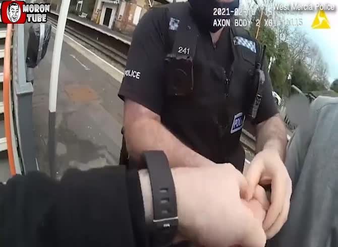 Video :A child killer was apprehended shortly before boarding the train